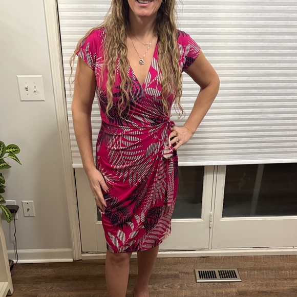 Maggy London Dresses & Skirts - Maggy London Fuchsia and Black Leaf Print Midi Dress